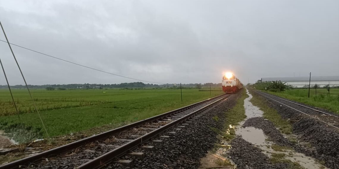 Jalur KA Tegowanu – Brumbung Aman Dilalui Usai Genangan Surut dan Dilakukan Penanganan Tim Daop 4, Perjalanan KA Normal Kembali