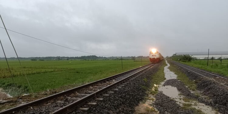 Jalur KA Tegowanu – Brumbung Aman Dilalui Usai Genangan Surut dan Dilakukan Penanganan Tim Daop 4, Perjalanan KA Normal Kembali