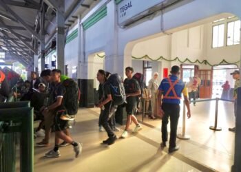 Hari Terakhir Periode Libur Imlek, Volume Penumpang KA di Stasiun Tegal Capai Lima Ribu Lebih