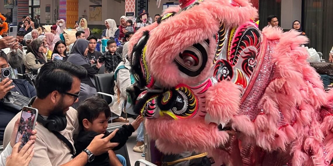 KAI Divre III Palembang Meriahkan Tahun Baru Imlek 2577 dengan Atraksi Barongsai dan Kejutan Spesial