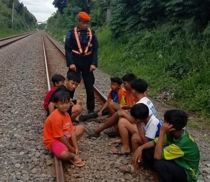 KAI Daop 2 Bandung Tegas Larang Masyarakat Beraktivitas di Jalur Rel Saat Ramadan, Langgar UU Bisa Terancam Sanksi Pidana