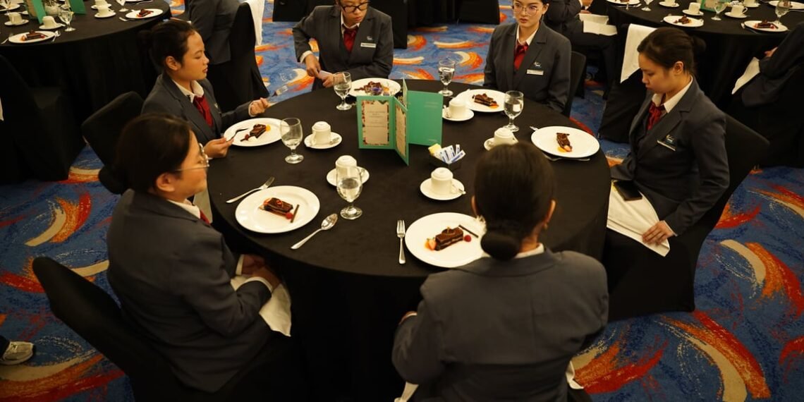 Langsung Terjun Bersama Industri, Program Hotel Management BINUS University Berikan Pengalaman Table Manner dan Operasional Hotel di Le Meridien, Jakarta