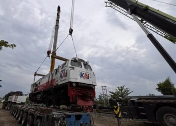 Sinergi Persiapan Angkutan Lebaran, KAI Logistik Kirim 12 Lokomotif ke Pulau Jawa