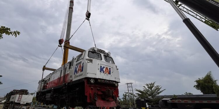 Sinergi Persiapan Angkutan Lebaran, KAI Logistik Kirim 12 Lokomotif ke Pulau Jawa