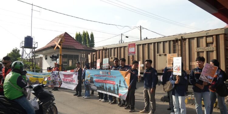 KAI Divre IV Tanjungkarang Ingatkan Masyarakat Dilarang Beraktivitas di Jalur Kereta Api