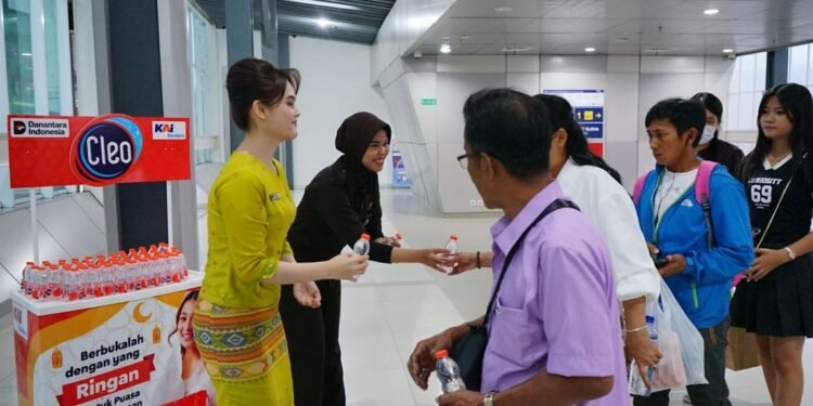 KAI Bandara Fasilitasi Penumpang Berbuka Puasa di Stasiun dan Dalam Kereta