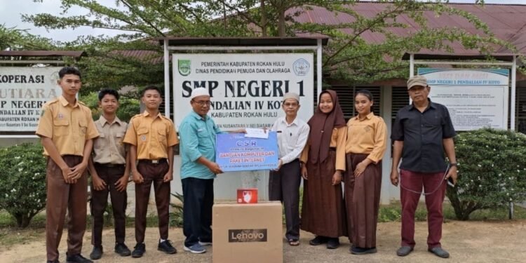 Holding Perkebunan Nusantara melalui PTPN IV Regional III Salurkan Rp2,4 Miliar untuk Perkuat Ekonomi dan Pendidikan di Rokan Hulu