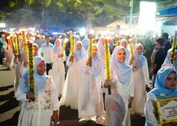 Pawai Obor dan Festival 2.026 Cup Kolak Ubi Meriahkan Peringatan Malam Nuzulul Qur’an di Molosipat W