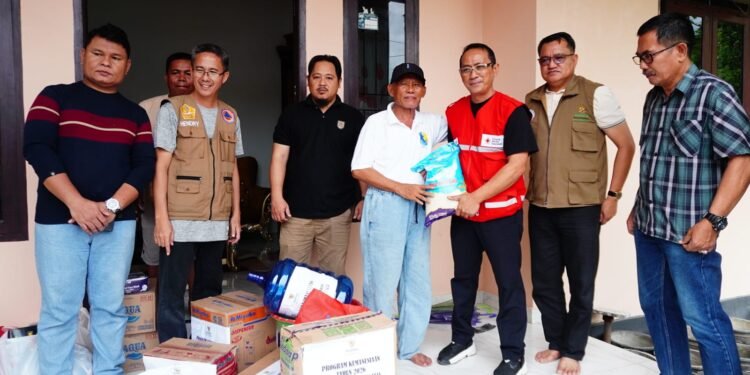 BPBD, Dinsos, BAZNAS dan PMI Salurkan Bantuan Bagi Korban Kebakaran di Bulotadaa Barat