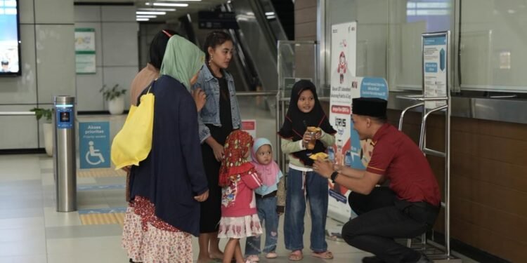 LRT Jabodebek Bagikan 3.350 Paket Takjil di 14 Stasiun Selama Ramadan