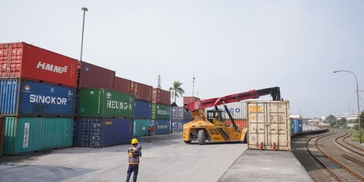 Respons Pertumbuhan Industri Konsumsi Nasional, KAI Logistik Tambah Kapasitas Angkut Kontainer