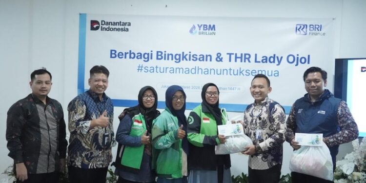 Peduli Perjuangan Lady Ojol Jabodetabek, BRI Finance Bagikan Sembako & THR