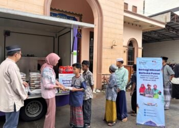 Hangatkan Suasana Ramadan, KAI Logistik Berbagi Ratusan Paket Berbuka Puasa