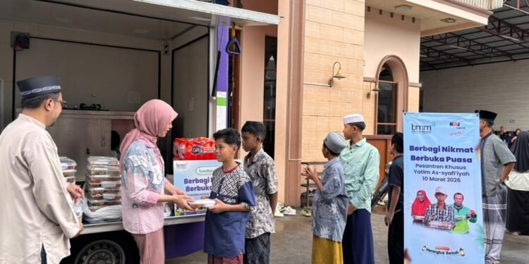 Hangatkan Suasana Ramadan, KAI Logistik Berbagi Ratusan Paket Berbuka Puasa