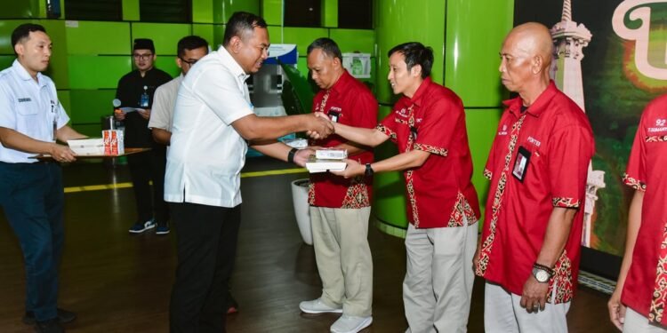 KAI Services Gelar Kegiatan Buka Bersama Porter Serentak di 15 Stasiun