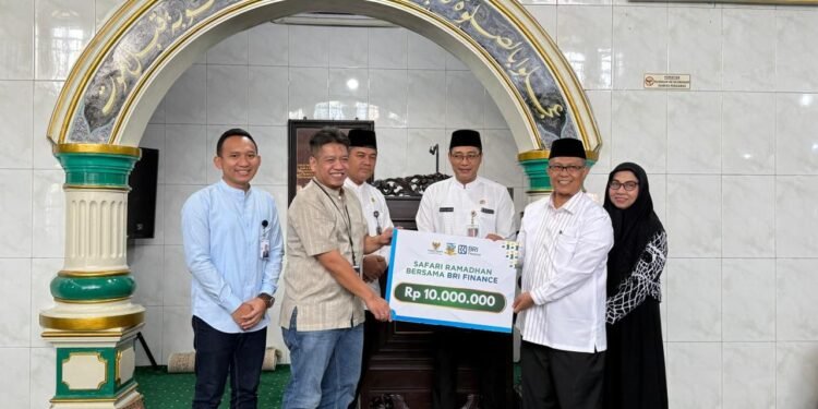 BRI Finance Berbagi dalam Safari Ramadhan di Masjid Jami’ Al Abror, Jakarta Selatan