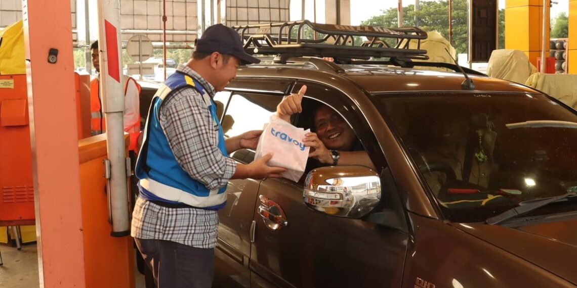 Semarakkan Ramadan 1447H, JTT Bagikan Ribuan Paket Takjil di Gerbang Tol Trans Jawa