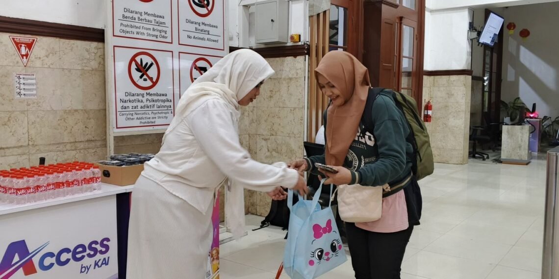 Berbagi Berkah Ramadan, KAI Daop 9 Jember Sediakan Takjil dan Buka Puasa Gratis Bagi Penumpang serta Masyarakat