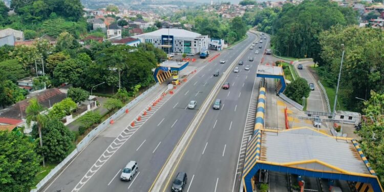 One Way Lokal di Tol Semarang Masih Berlaku, Lalu Lintas Terpantau Lancar dan Terkendali