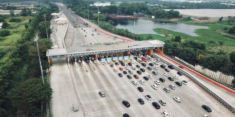 Tembus 523 Ribu Kendaraan Melintas di Gerbang Tol Cikampek Utama, Mobilitas ke Timur Trans Jawa Melonjak Signifikan