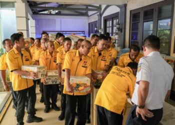 KAI Salurkan 580 Paket Sembako melalui TJSL sebagai Bentuk Kepedulian terhadap Pekerja Pendukung Layanan