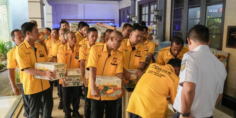 KAI Salurkan 580 Paket Sembako melalui TJSL sebagai Bentuk Kepedulian terhadap Pekerja Pendukung Layanan