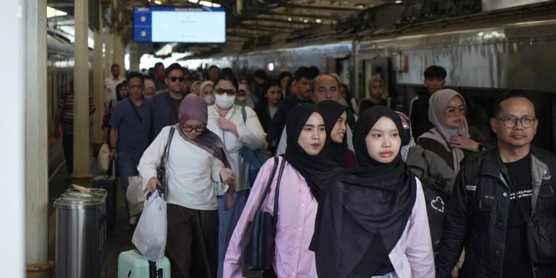 Kepadatan Arus Balik Lebaran Di Daop 2 Bandung Terpantau Merata, Kebijakan WFA dan Stimulus Diskon Tiket Jadi Faktor Pendorong
