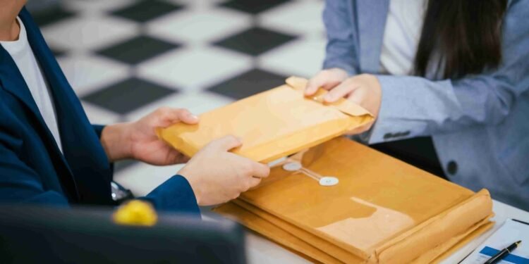 Pentingnya Tracking dan Komunikasi dalam Jasa Pengiriman Barang dan Dokumen ke Luar Negeri