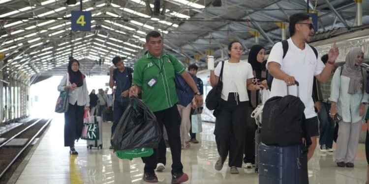 Di Balik Ramainya Angkutan Lebaran 2026, Ratusan Porter Hadir Berikan Kenyamanan di wilayah Daop 2 Bandung