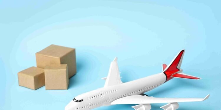 Pilih Express atau Economy? Trik Tepat Waktu Saat Kirim Paket Ke Luar Negeri