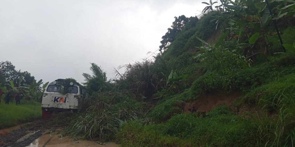 KA Ciremai Tertahan Longsor di Petak Jalan Maswati – Sasaksaat, KAI Daop 2 Bandung Sampaikan Permohonan Maaf dan Kerahkan Tim Tanggap Darurat