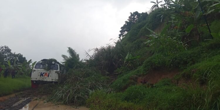 KA Ciremai Tertahan Longsor di Petak Jalan Maswati – Sasaksaat, KAI Daop 2 Bandung Sampaikan Permohonan Maaf dan Kerahkan Tim Tanggap Darurat
