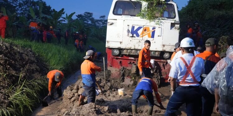 Seluruh Penumpang dan Crew KA Ciremai Dipastikan Selamat Pasca Longsoran di Petak Maswati – Sasaksaat, KAI Daop 2 Bandung Sampaikan Permohonan Maaf ke Seluruh Pelanggan Terdampak