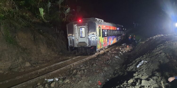 Evakuasi Selesai, Jalur Maswati – Sasaksaat Kembali Dapat Dilalui: KA Pertama Melintas Pukul 03.20 WIB