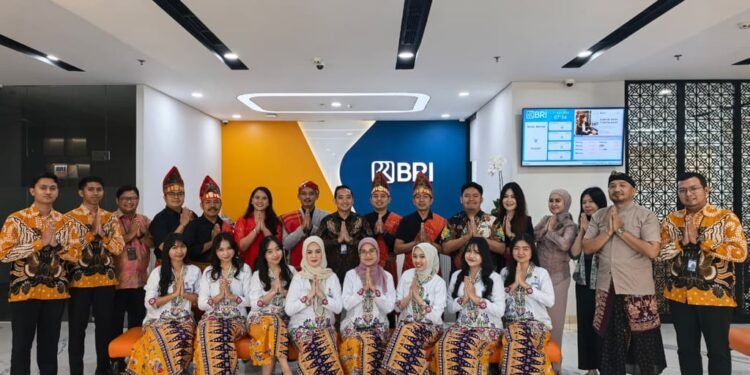 Peringati Hari Kartini, Pekerja BRI Branch Office Kelapa Gading Kenakan Busana Nasional Saat Layani Nasabah