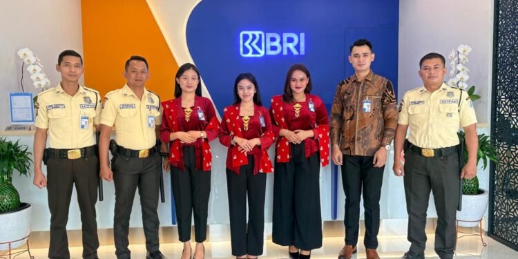Semarak Hari Kartini, Pekerja BRI Branch Office Pantai Indah Kapuk Tampil Elegan dengan Kebaya Merah
