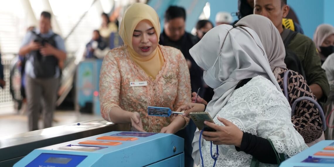 Kartini di Lintas Rel: Petugas LRT Jabodebek Berkebaya, Ajak Masyarakat Rayakan Emansipasi di Transportasi Publik