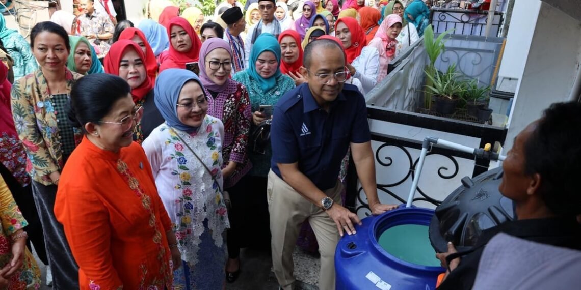 Sambut Hari Kartini, PAM JAYA dan TP PKK Bagi Toren Air Gratis kepada Para Ibu Pejuang Keluarga