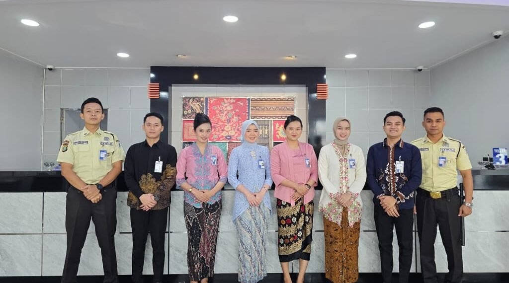 Peringati Hari Kartini, Frontliner BRI Branch Office Rawamangun Tampil Anggun Berkebaya