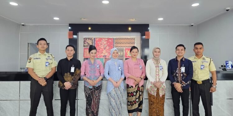 Peringati Hari Kartini, Frontliner BRI Branch Office Rawamangun Tampil Anggun Berkebaya