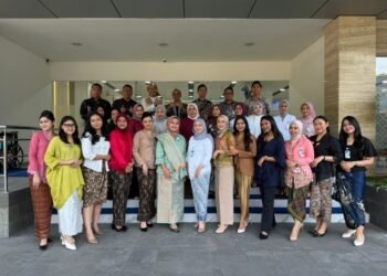 Semarak Hari Kartini, Pekerja BRI Branch Office Gunung Sahari Kenakan Pakaian Nasional Beraneka Warna