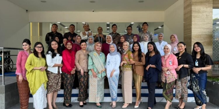 Semarak Hari Kartini, Pekerja BRI Branch Office Gunung Sahari Kenakan Pakaian Nasional Beraneka Warna