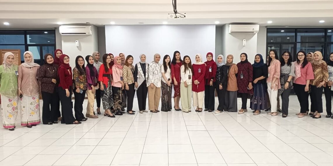 Semarak Hari Kartini, Pekerja BRI Branch Office Kramat Berlomba Tampilkan Pakaian Nasional Terbaik