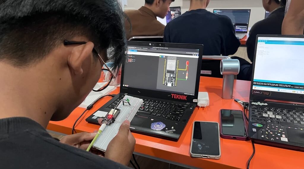 Telkom AI Center Makassar dan GDGoC UNM Latih 20 Talenta Muda di Bidang Robotics dan IoT