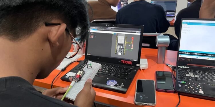 Telkom AI Center Makassar dan GDGoC UNM Latih 20 Talenta Muda di Bidang Robotics dan IoT