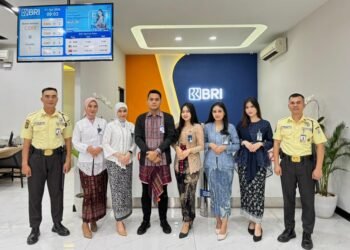 Peringati Hari Kartini, Frontliner BRI Branch Office Krekot Layani Nasabah dengan Mengenakan Pakaian Nasional