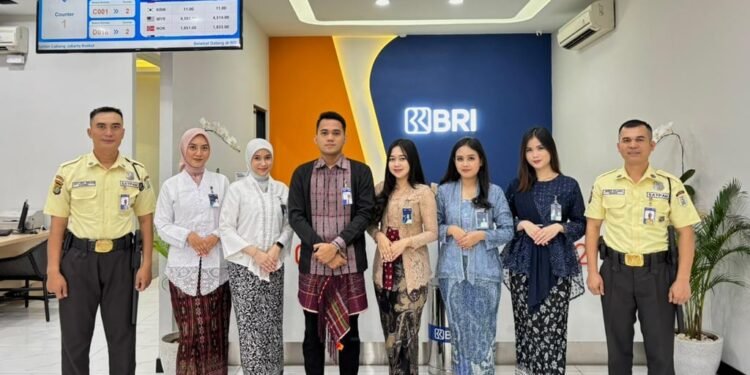 Peringati Hari Kartini, Frontliner BRI Branch Office Krekot Layani Nasabah dengan Mengenakan Pakaian Nasional