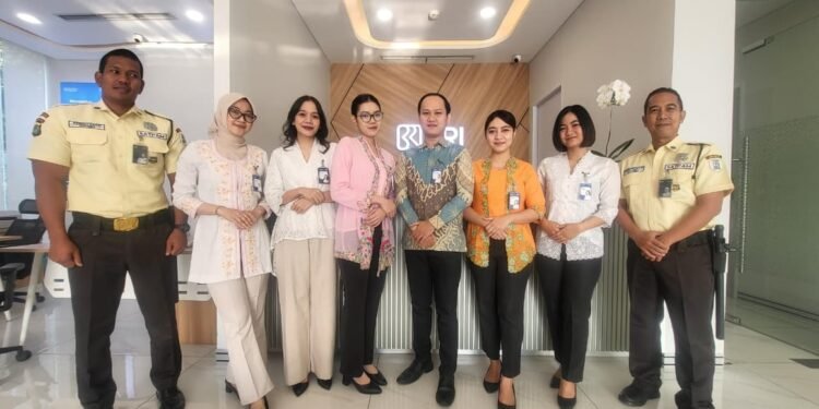 Peringati Hari Kartini, Frontliner BRI Branch Office Otista Kompak Berseragam Pakaian Nasional