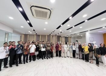 Peringati Hari Kartini, Pekerja BRI Branch Office Tanjung Priok Angkat Wastra Nusantara Lewat Pakaian Nasional