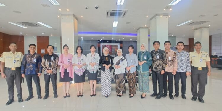 Peringati Hari Kartini, Pekerja BRI Branch Office Veteran Kenakan Pakaian Nasional Saat Layani Nasabah